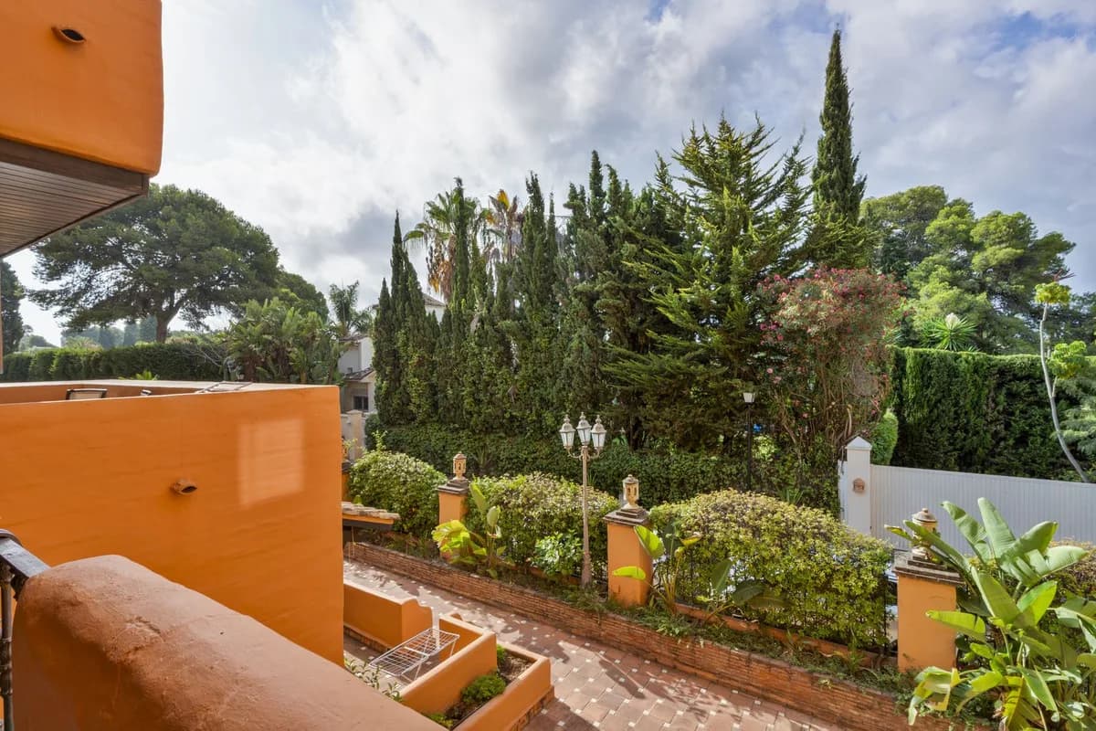 2 Bedroom Middle Floor Apartment for Sale in El Paraiso, Málaga - Image 7
