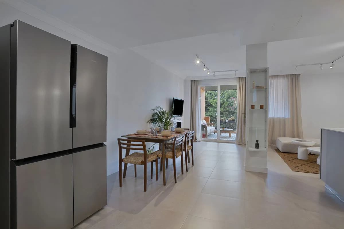 2 Bedroom Middle Floor Apartment for Sale in El Paraiso, Málaga - Image 9
