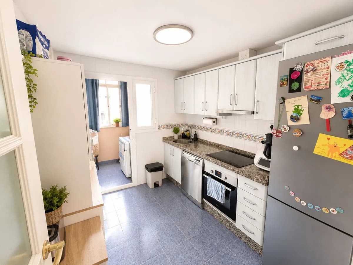 4 Bedroom Middle Floor Apartment for Sale in Estepona, Málaga - Image 4
