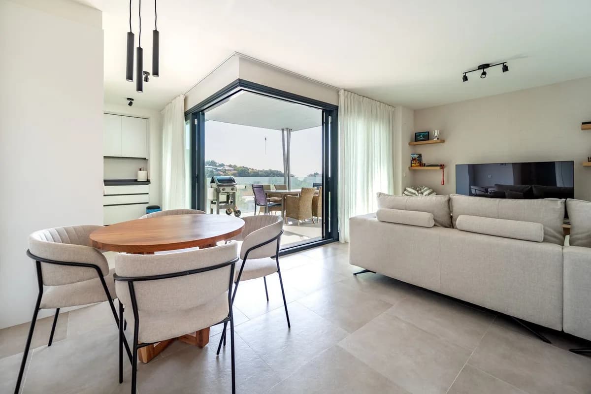 3 Bedroom Middle Floor Apartment for Sale in Los Pacos, Málaga