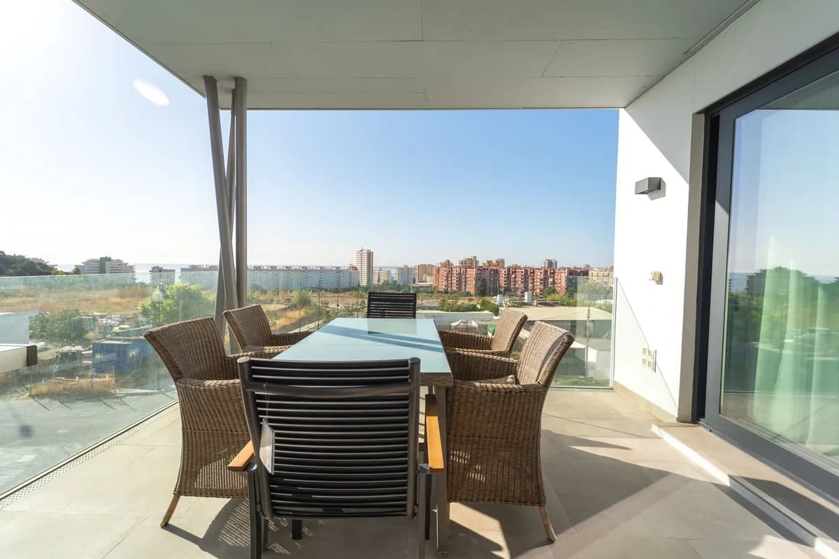 3 Bedroom Middle Floor Apartment for Sale in Los Pacos, Málaga - Image 2