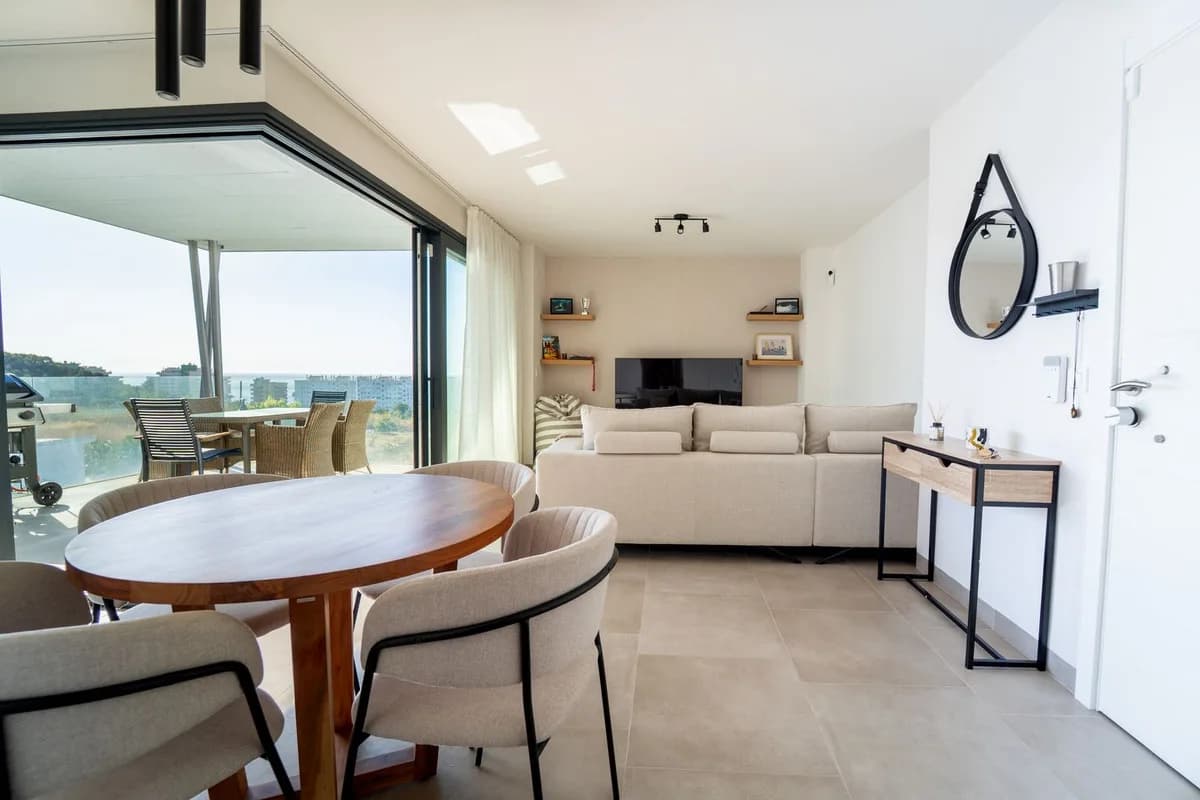 3 Bedroom Middle Floor Apartment for Sale in Los Pacos, Málaga - Image 4