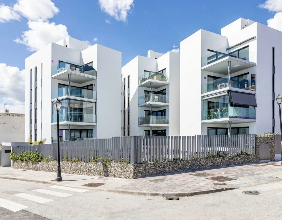 3 Bedroom Middle Floor Apartment for Sale in Los Pacos, Málaga - Image 6