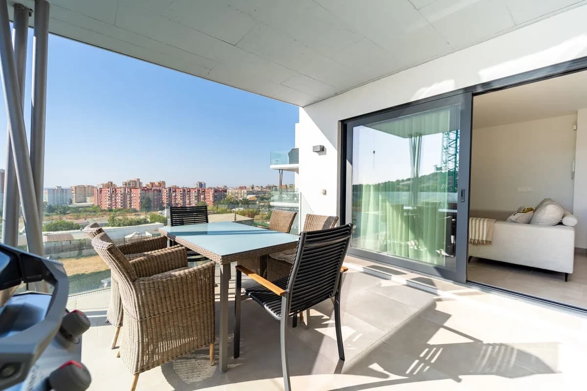 3 Bedroom Middle Floor Apartment for Sale in Los Pacos, Málaga - Image 8