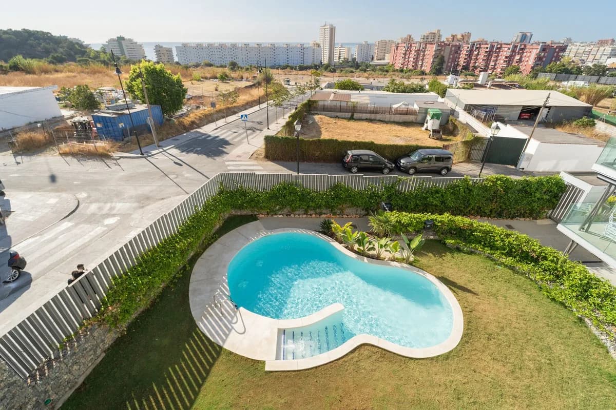 3 Bedroom Middle Floor Apartment for Sale in Los Pacos, Málaga - Image 9