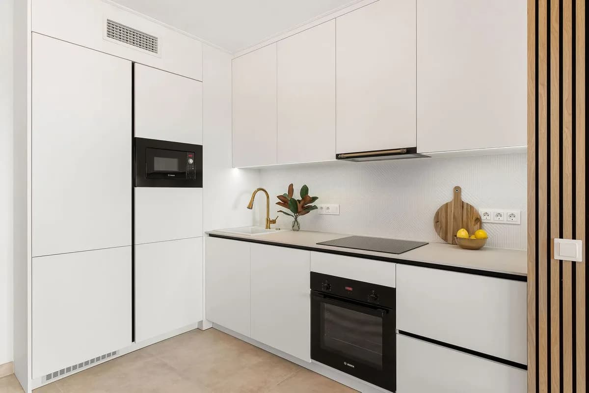 3 Bedroom Middle Floor Apartment for Sale in Nueva Andalucía, Málaga - Image 8