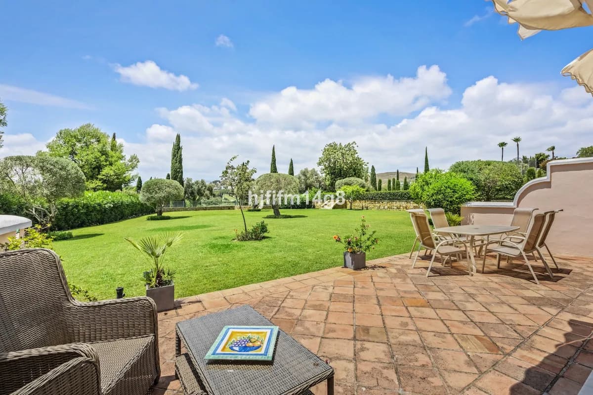1 Bedroom Ground Floor Apartment for Sale in Benahavís, Málaga - Image 2