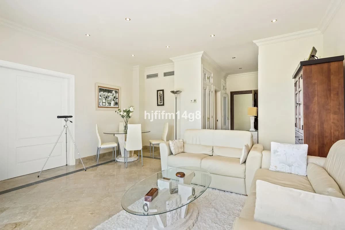 1 Bedroom Ground Floor Apartment for Sale in Benahavís, Málaga - Image 4