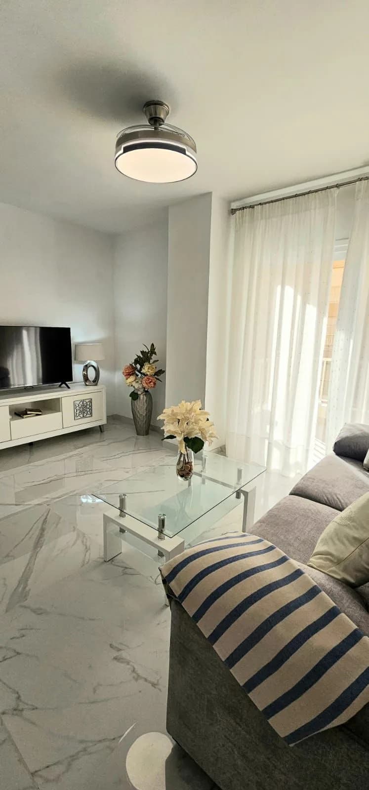 1 Bedroom Middle Floor Apartment for Sale in Fuengirola, Málaga - Image 3