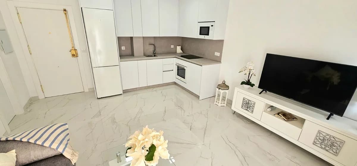 1 Bedroom Middle Floor Apartment for Sale in Fuengirola, Málaga - Image 6