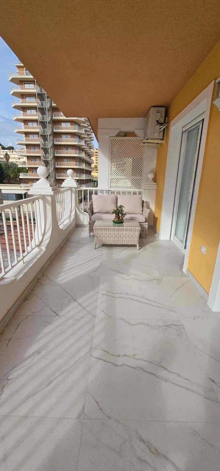 1 Bedroom Middle Floor Apartment for Sale in Fuengirola, Málaga - Image 9