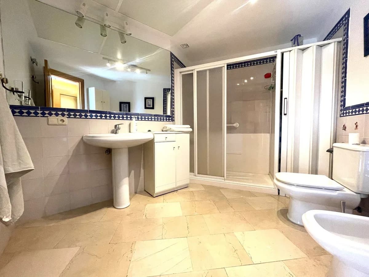 3 Bedroom Middle Floor Apartment for Sale in San Pedro de Alcántara, Málaga - Image 5