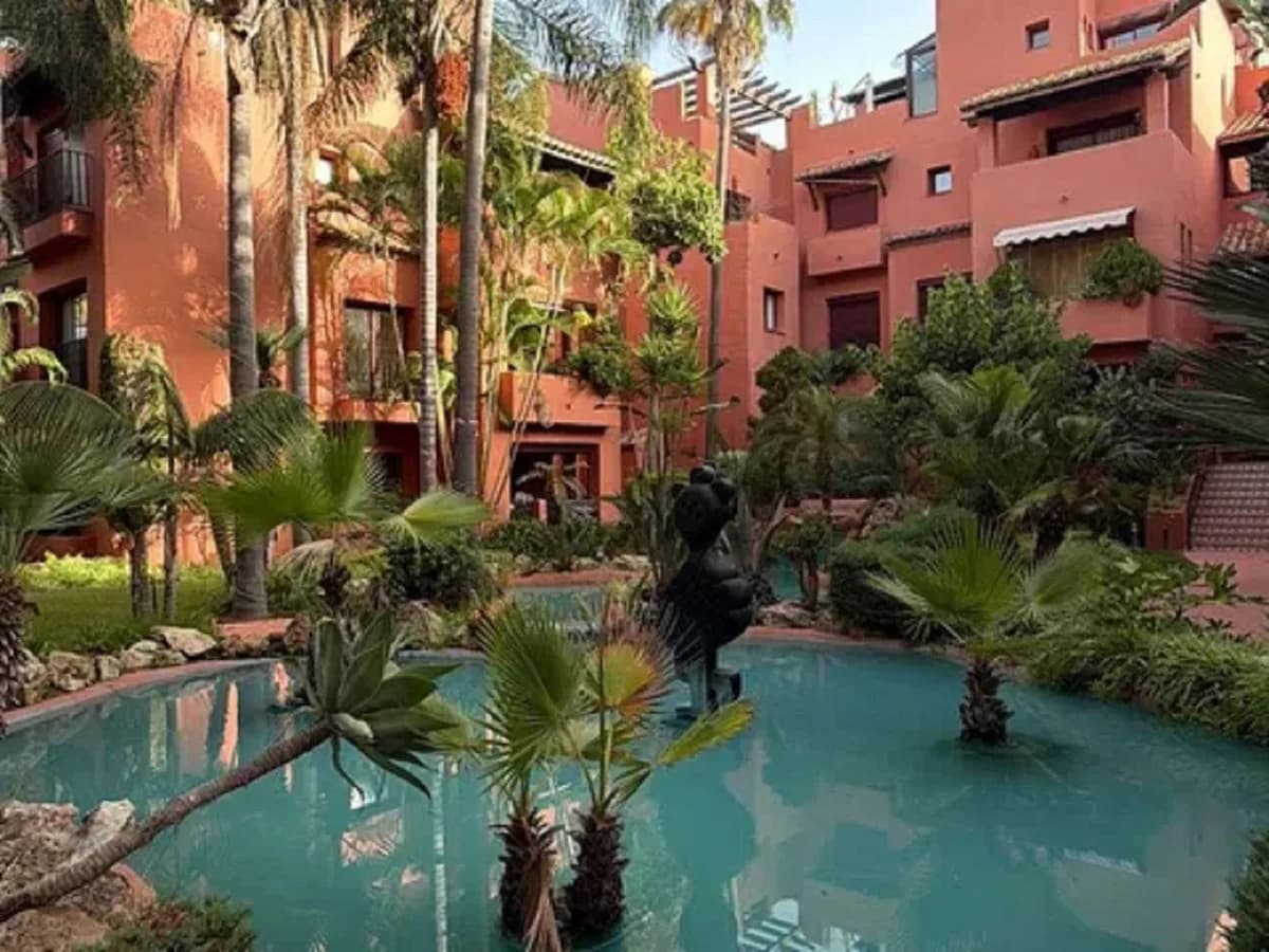 3 Bedroom Middle Floor Apartment for Sale in Marbella, Málaga - Image 2