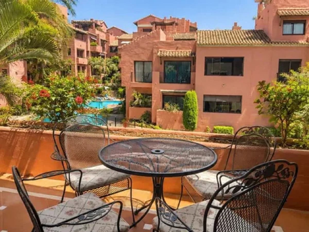 3 Bedroom Middle Floor Apartment for Sale in Marbella, Málaga - Image 5