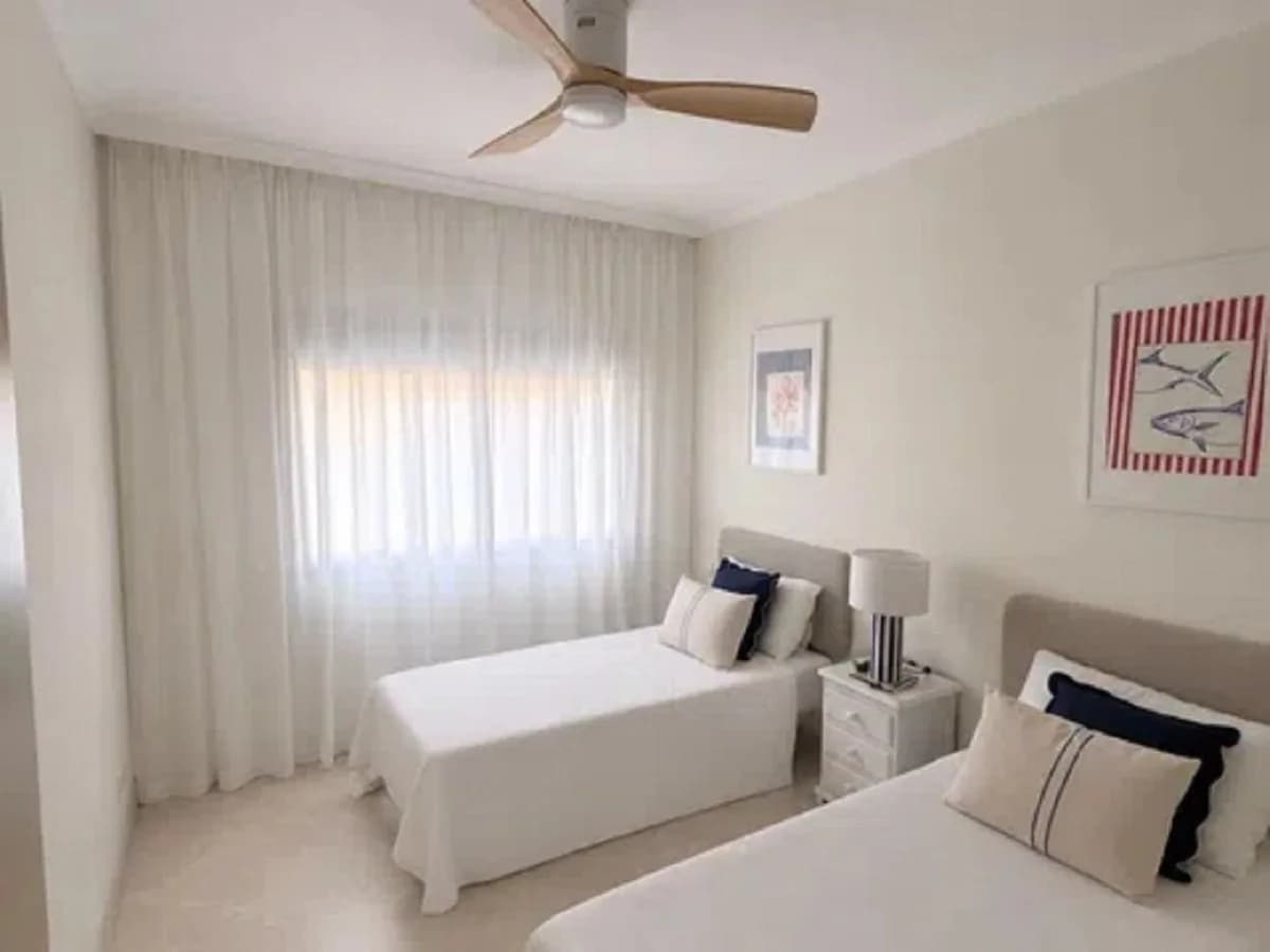 3 Bedroom Middle Floor Apartment for Sale in Marbella, Málaga - Image 9