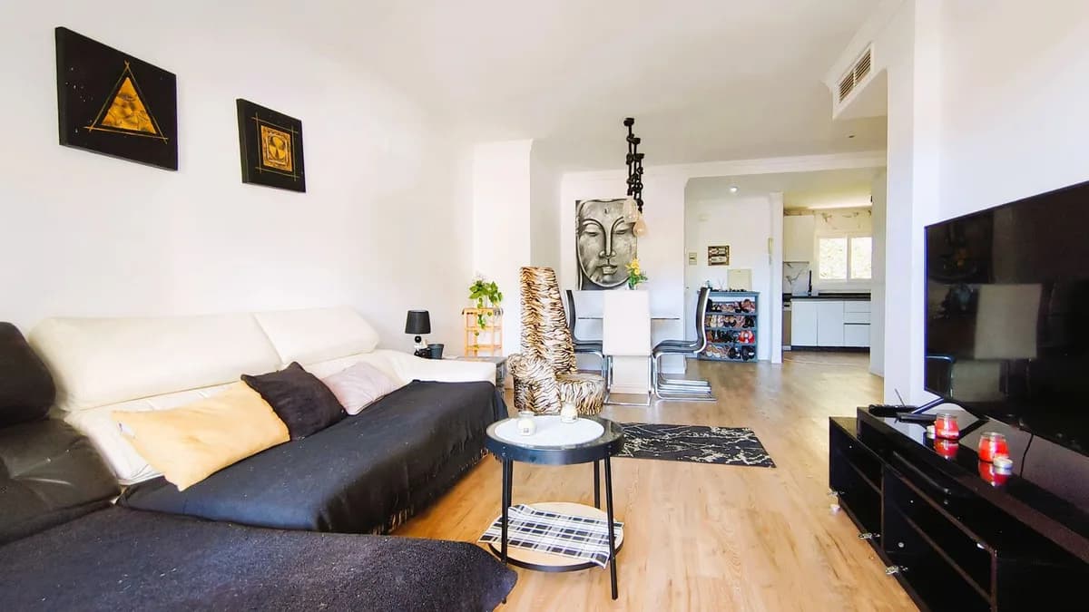 3 Bedroom Middle Floor Apartment for Sale in La Quinta, Málaga - Image 3