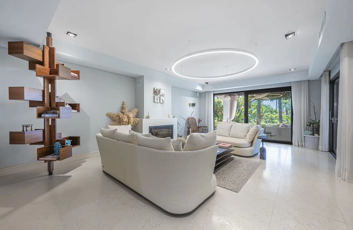 5 Bedroom Detached Villa for Sale in The Golden Mile, Málaga - Image 7