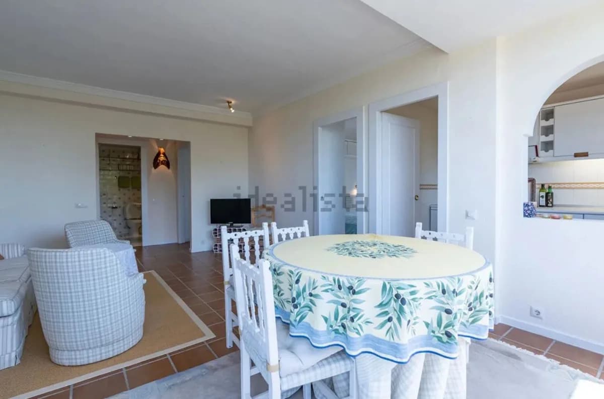 2 Bedroom Middle Floor Apartment for Sale in Nueva Andalucía, Málaga - Image 4