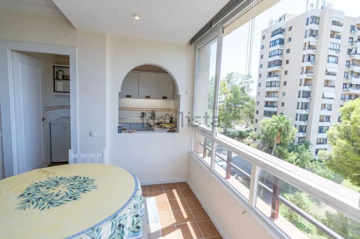 2 Bedroom Middle Floor Apartment for Sale in Nueva Andalucía, Málaga - Image 5