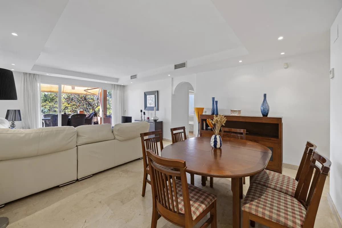 4 Bedroom Middle Floor Apartment for Sale in The Golden Mile, Málaga - Image 9