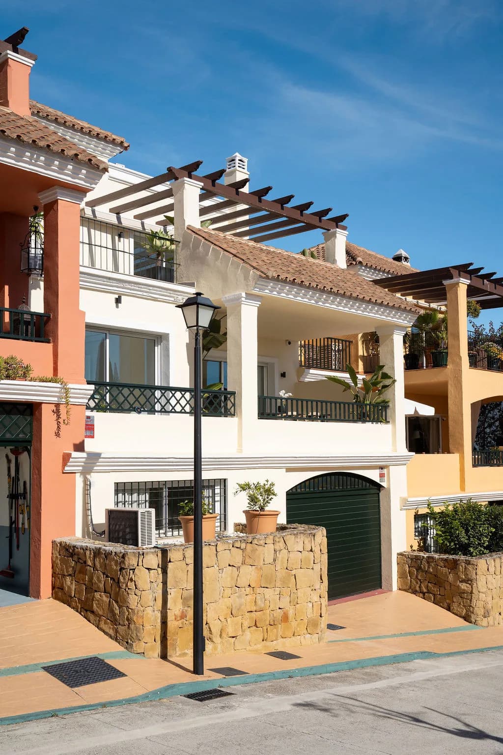 4 Bedroom Townhouse for Sale in Nueva Andalucía, Málaga - Image 2