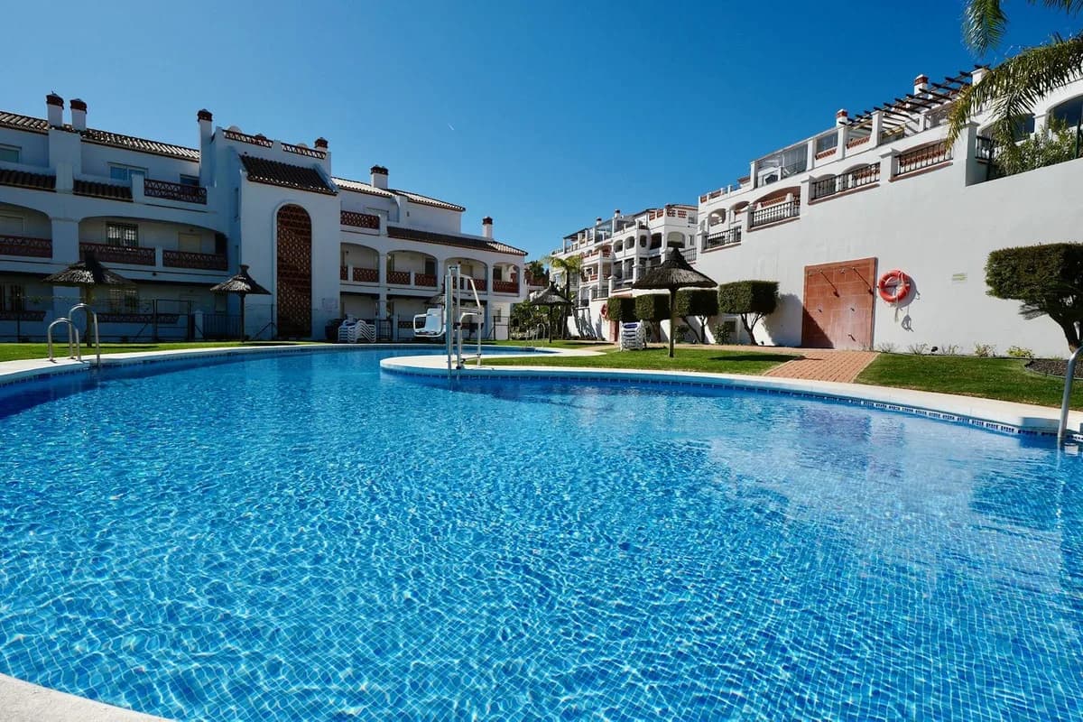 2 Bedroom Middle Floor Apartment for Sale in Calahonda, Málaga - Image 4