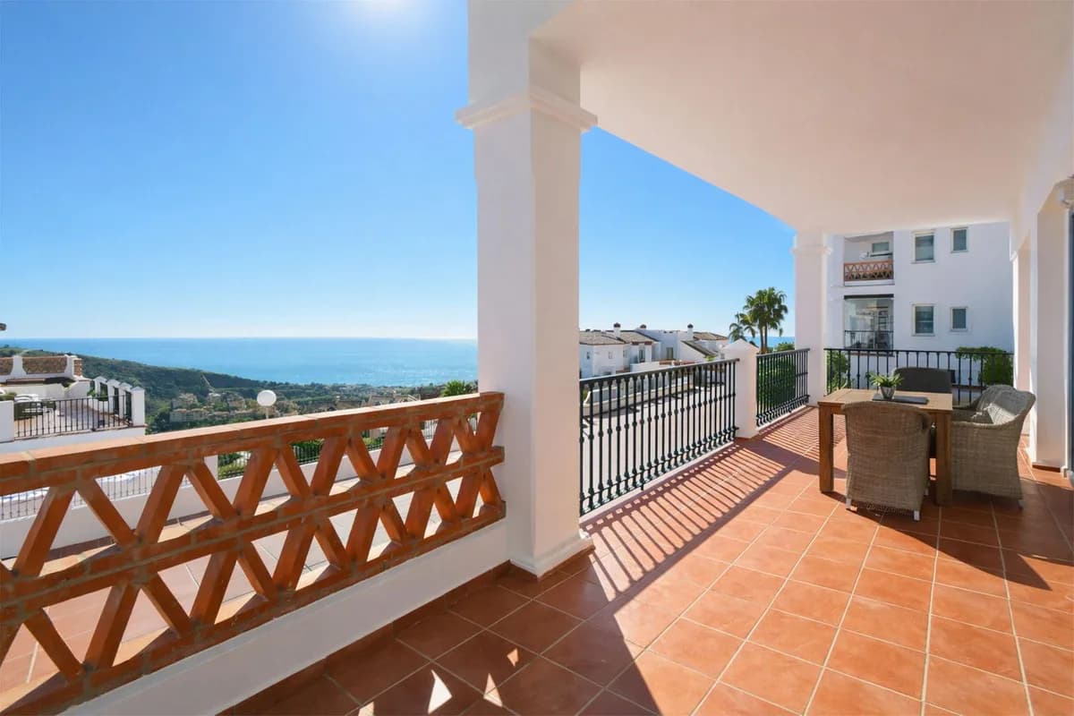 2 Bedroom Middle Floor Apartment for Sale in Calahonda, Málaga - Image 5