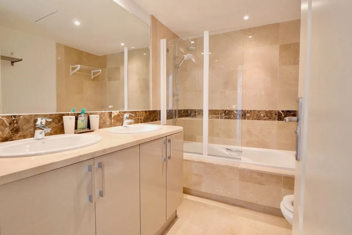2 Bedroom Middle Floor Apartment for Sale in Calahonda, Málaga - Image 7