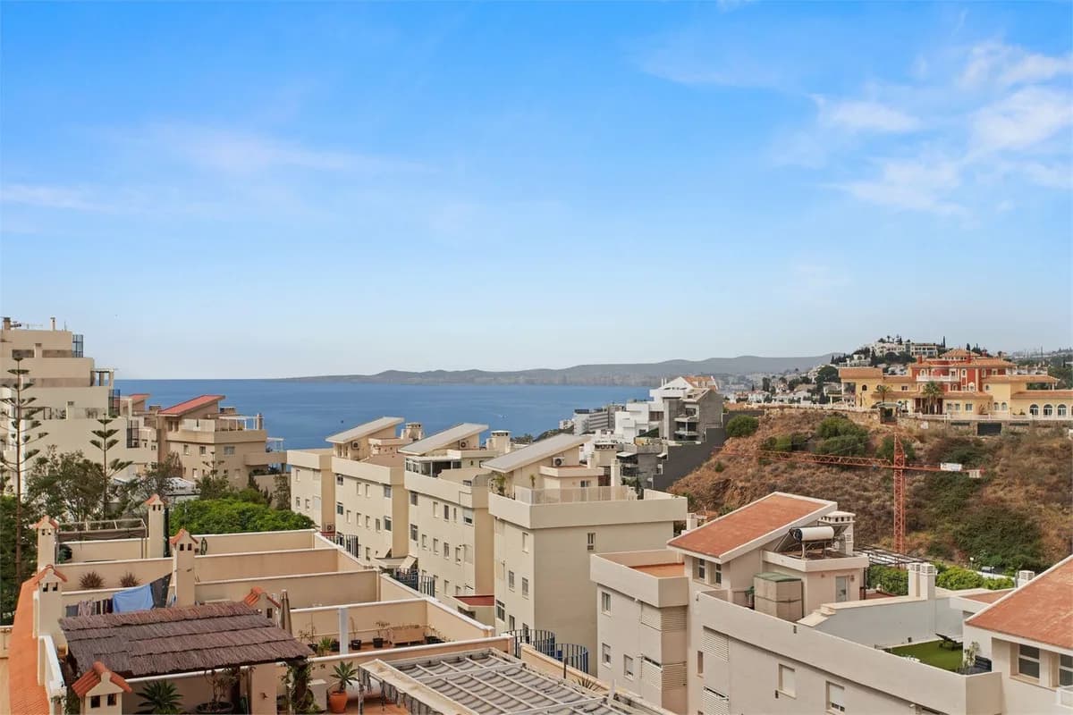 2 Bedroom Middle Floor Apartment for Sale in Torrequebrada, Málaga