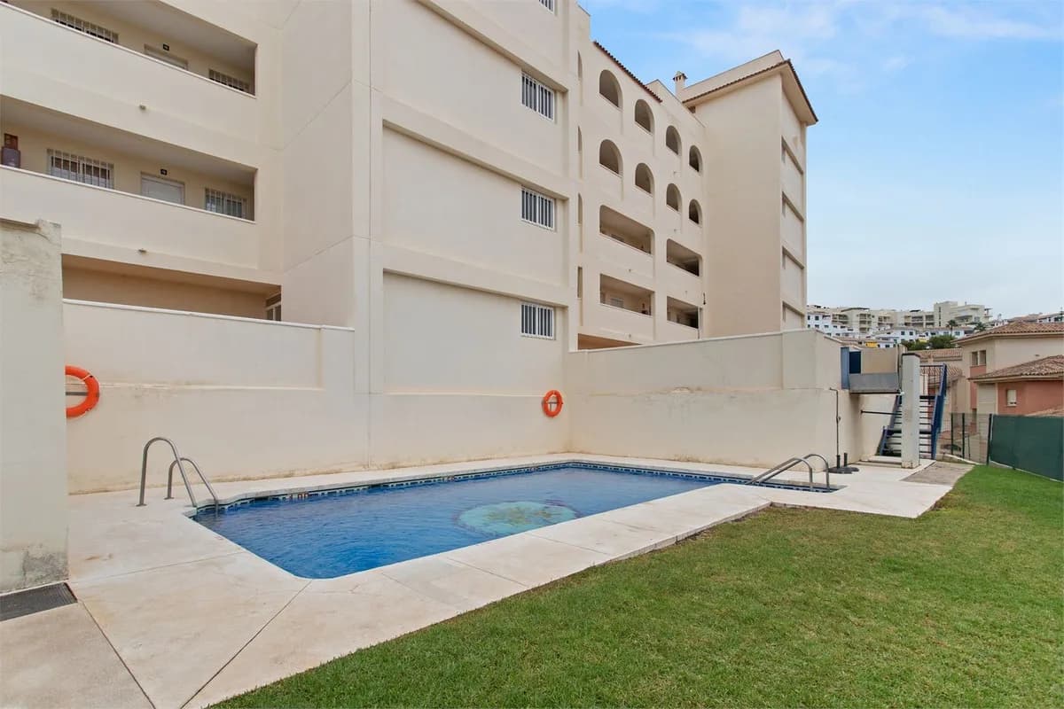 2 Bedroom Middle Floor Apartment for Sale in Torrequebrada, Málaga - Image 3