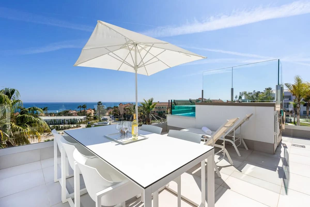 2 Bedroom Middle Floor Apartment for Sale in Mijas, Málaga - Image 2
