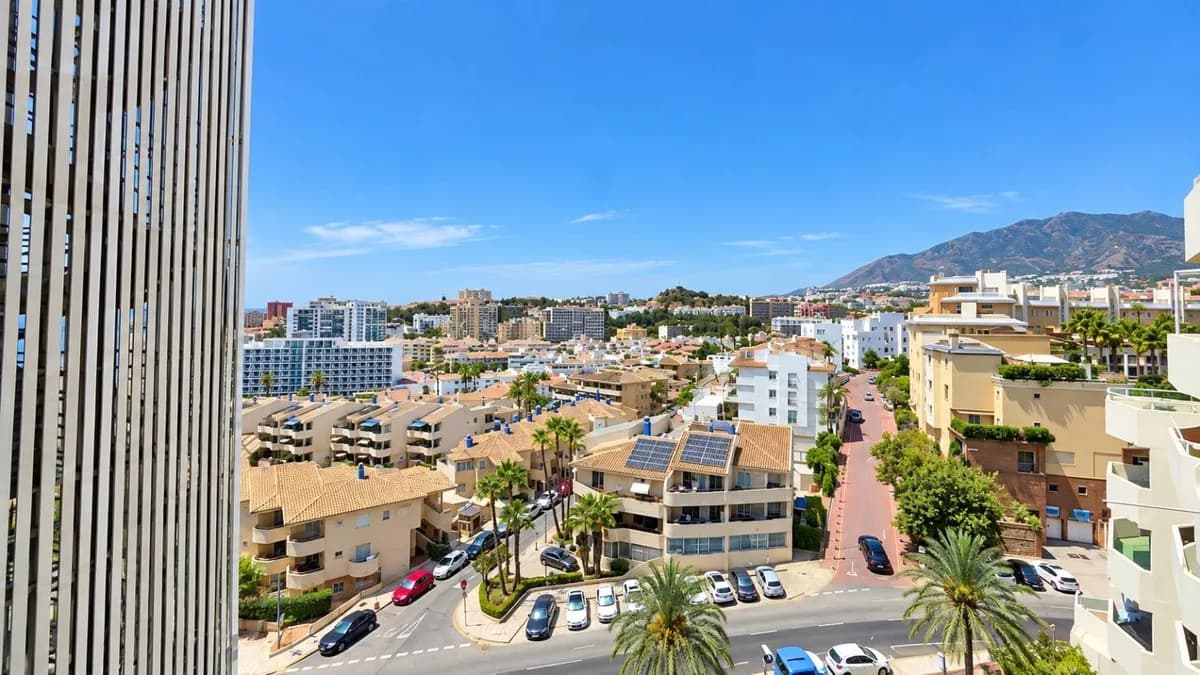 1 Bedroom Middle Floor Apartment for Sale in Benalmadena, Málaga - Image 2