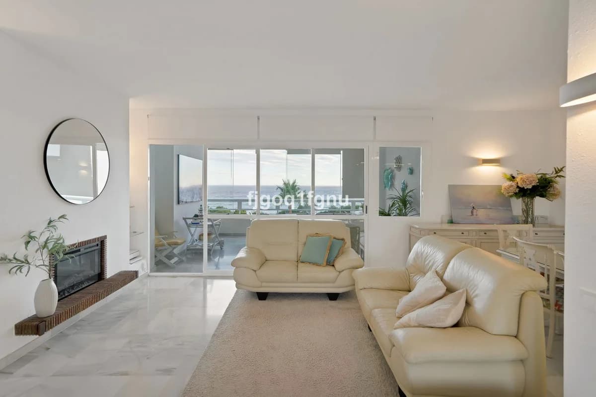 2 Bedroom Middle Floor Apartment for Sale in Marbella, Málaga - Image 2