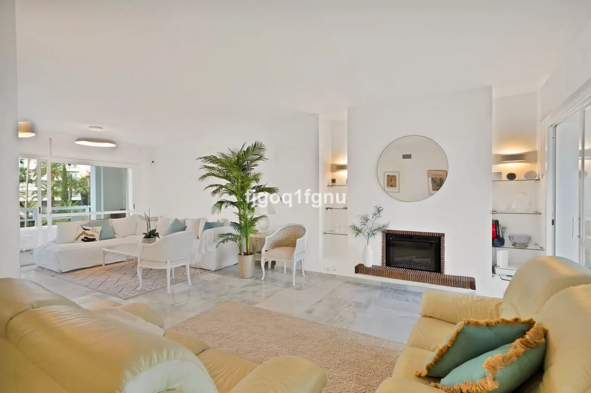 2 Bedroom Middle Floor Apartment for Sale in Marbella, Málaga - Image 3