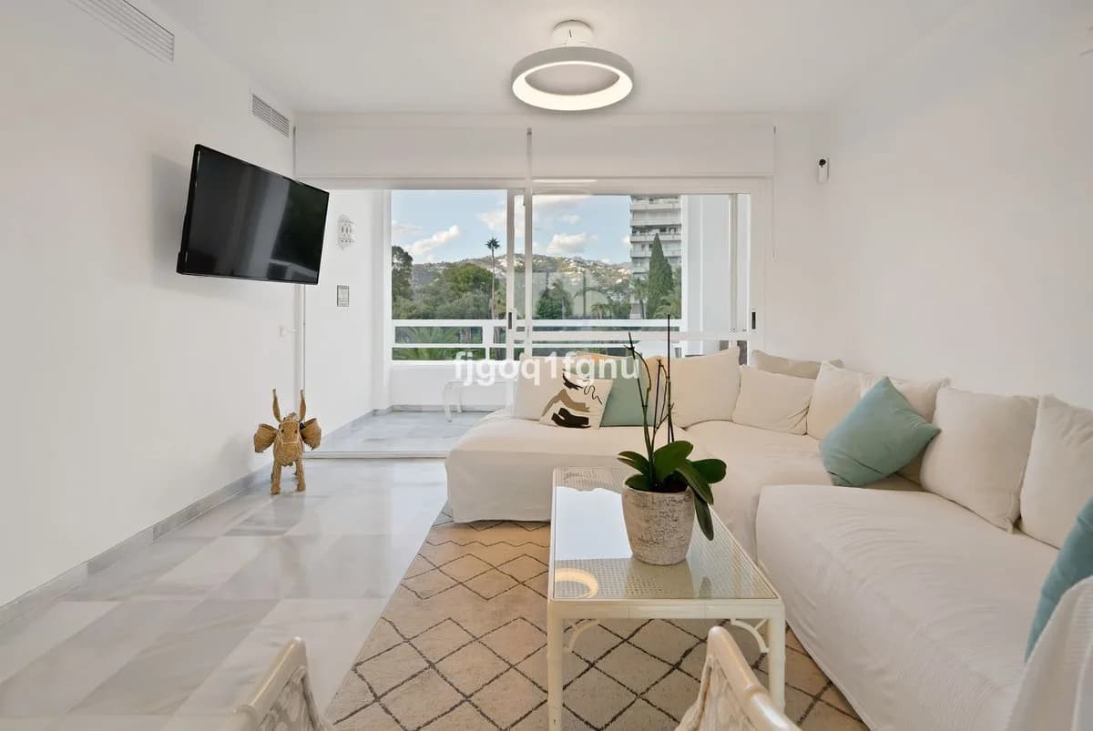 2 Bedroom Middle Floor Apartment for Sale in Marbella, Málaga - Image 4