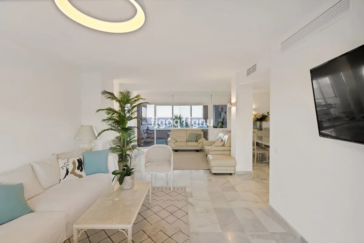 2 Bedroom Middle Floor Apartment for Sale in Marbella, Málaga - Image 5