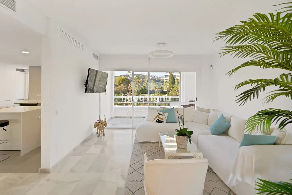 2 Bedroom Middle Floor Apartment for Sale in Marbella, Málaga - Image 7