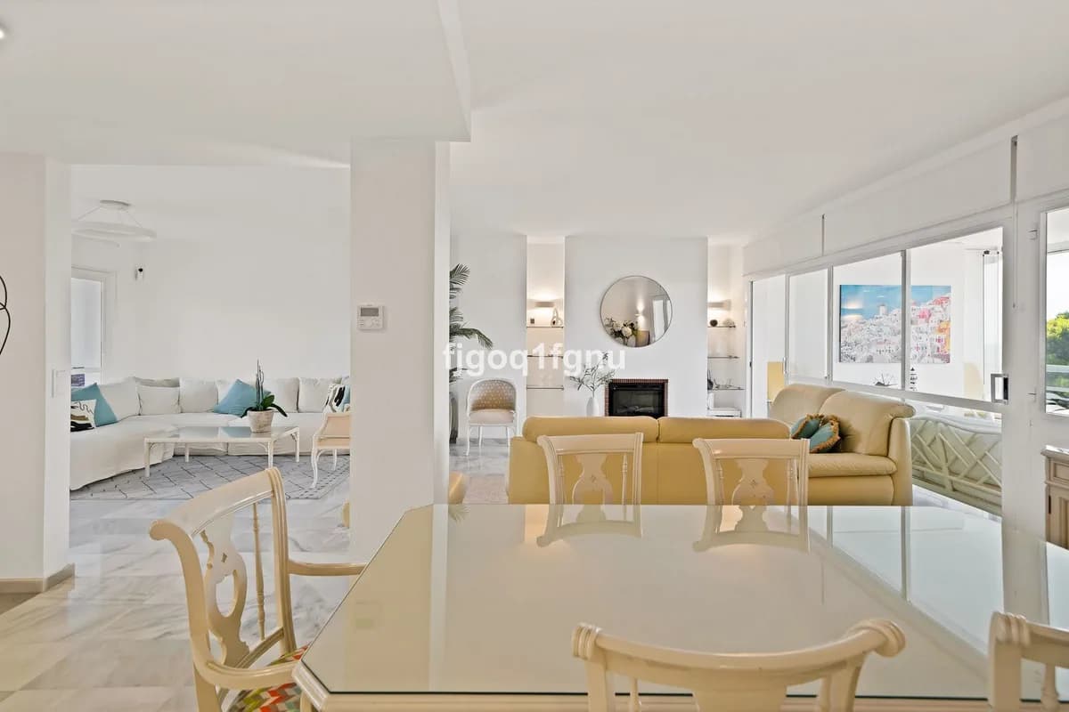 2 Bedroom Middle Floor Apartment for Sale in Marbella, Málaga - Image 8