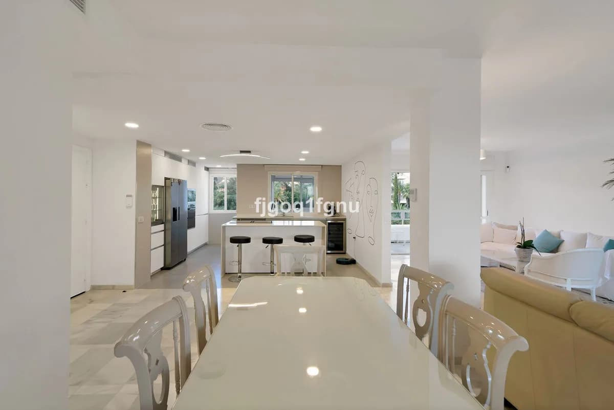 2 Bedroom Middle Floor Apartment for Sale in Marbella, Málaga - Image 9