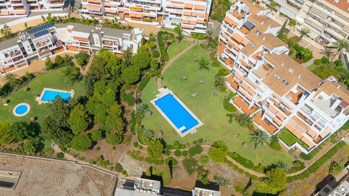3 Bedroom Top Floor Apartment for Sale in Torrequebrada, Málaga - Image 4