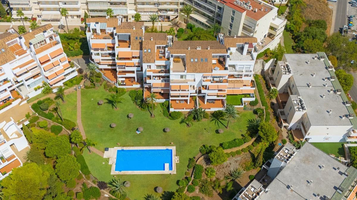 3 Bedroom Top Floor Apartment for Sale in Torrequebrada, Málaga - Image 5