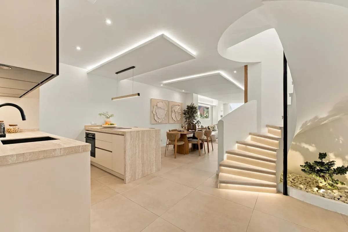 3 Bedroom Penthouse Duplex for Sale in Nueva Andalucía, Málaga - Image 4