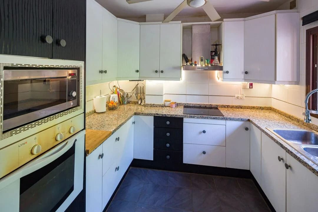 4 Bedroom Townhouse for Sale in Marbella, Málaga - Image 8