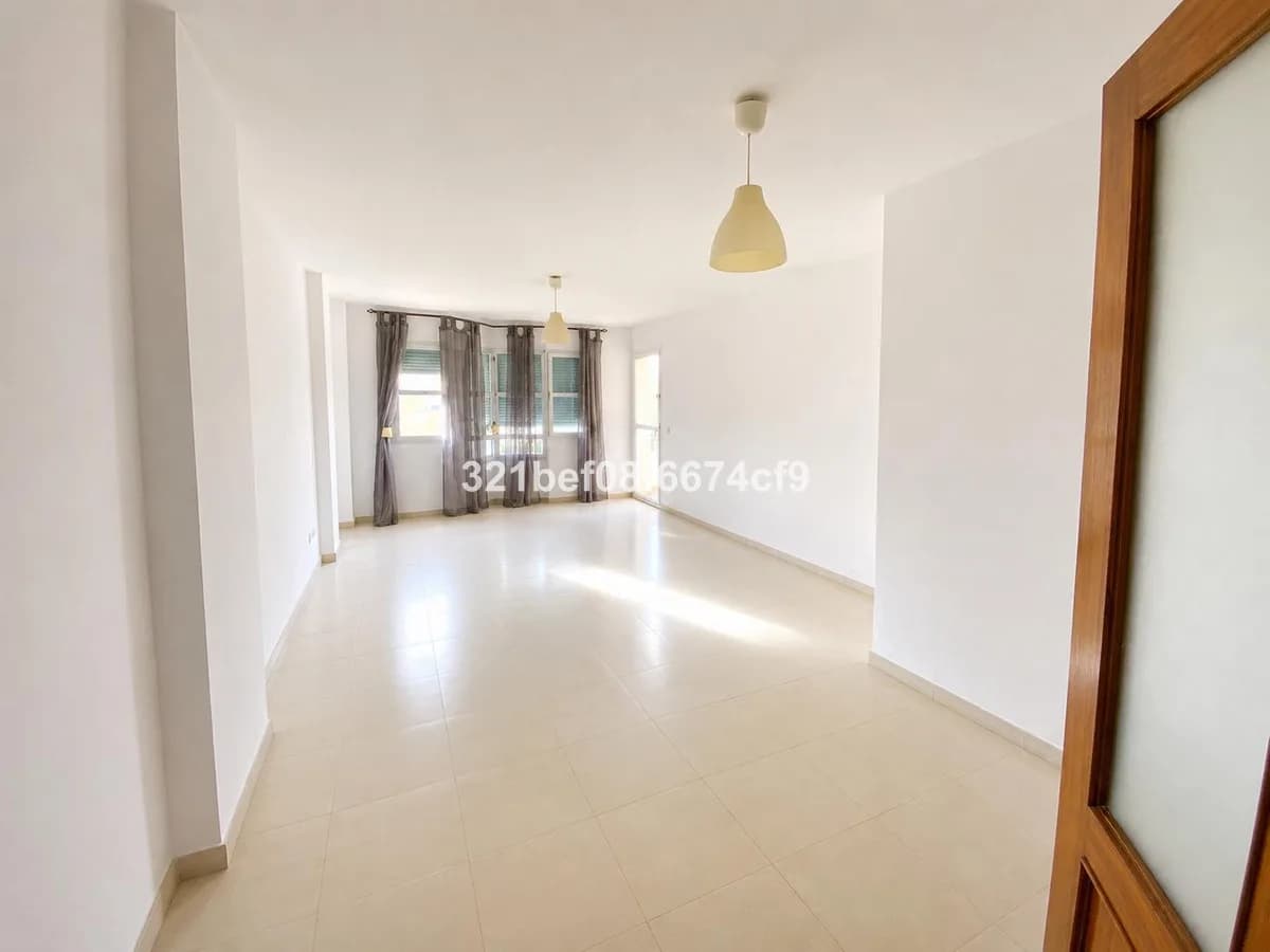 4 Bedroom Ground Floor Apartment for Sale in Teatinos, Málaga - Image 2