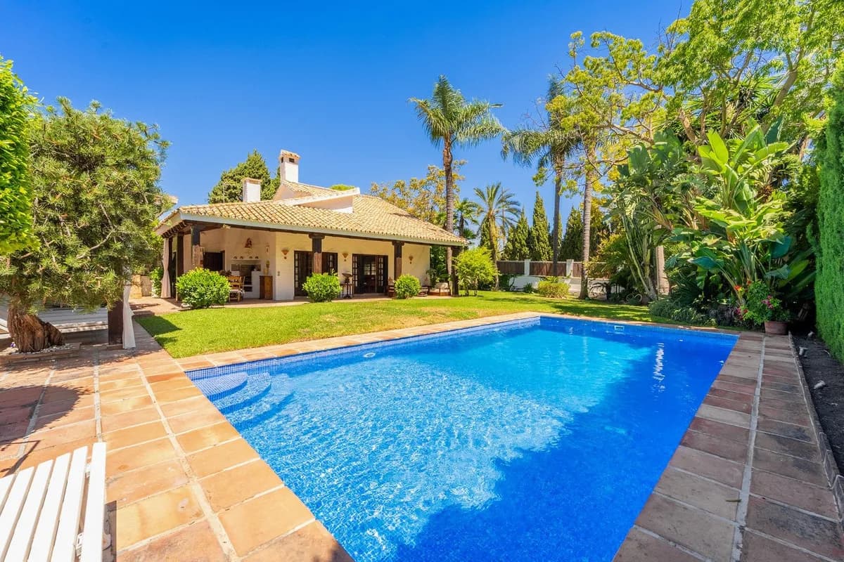 4 Bedroom Detached Villa for Sale in Marbella, Málaga