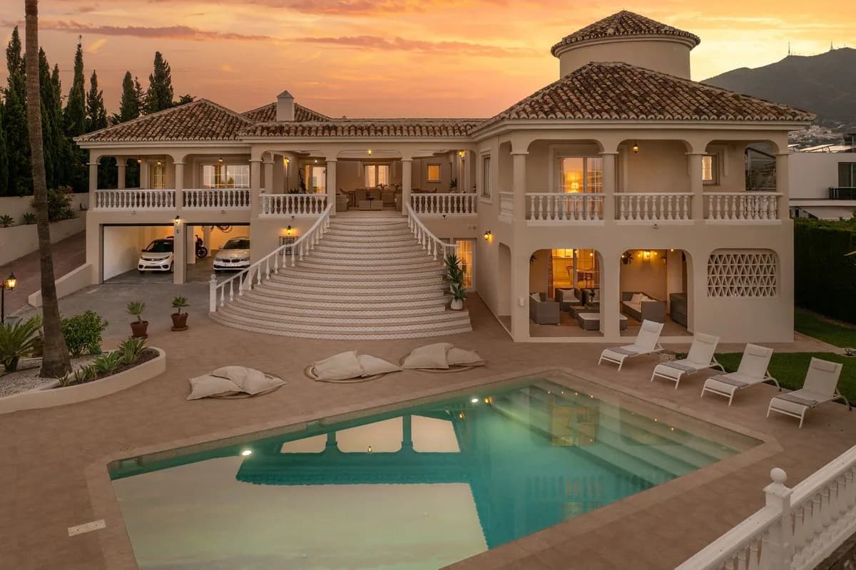5 Bedroom Detached Villa for Sale in Torrequebrada, Málaga - Image 2