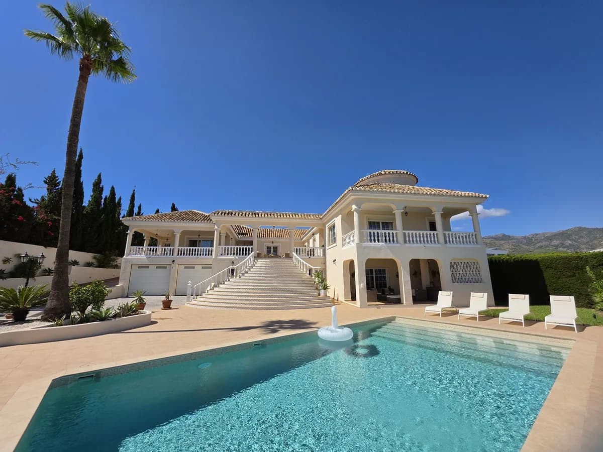 5 Bedroom Detached Villa for Sale in Torrequebrada, Málaga - Image 4