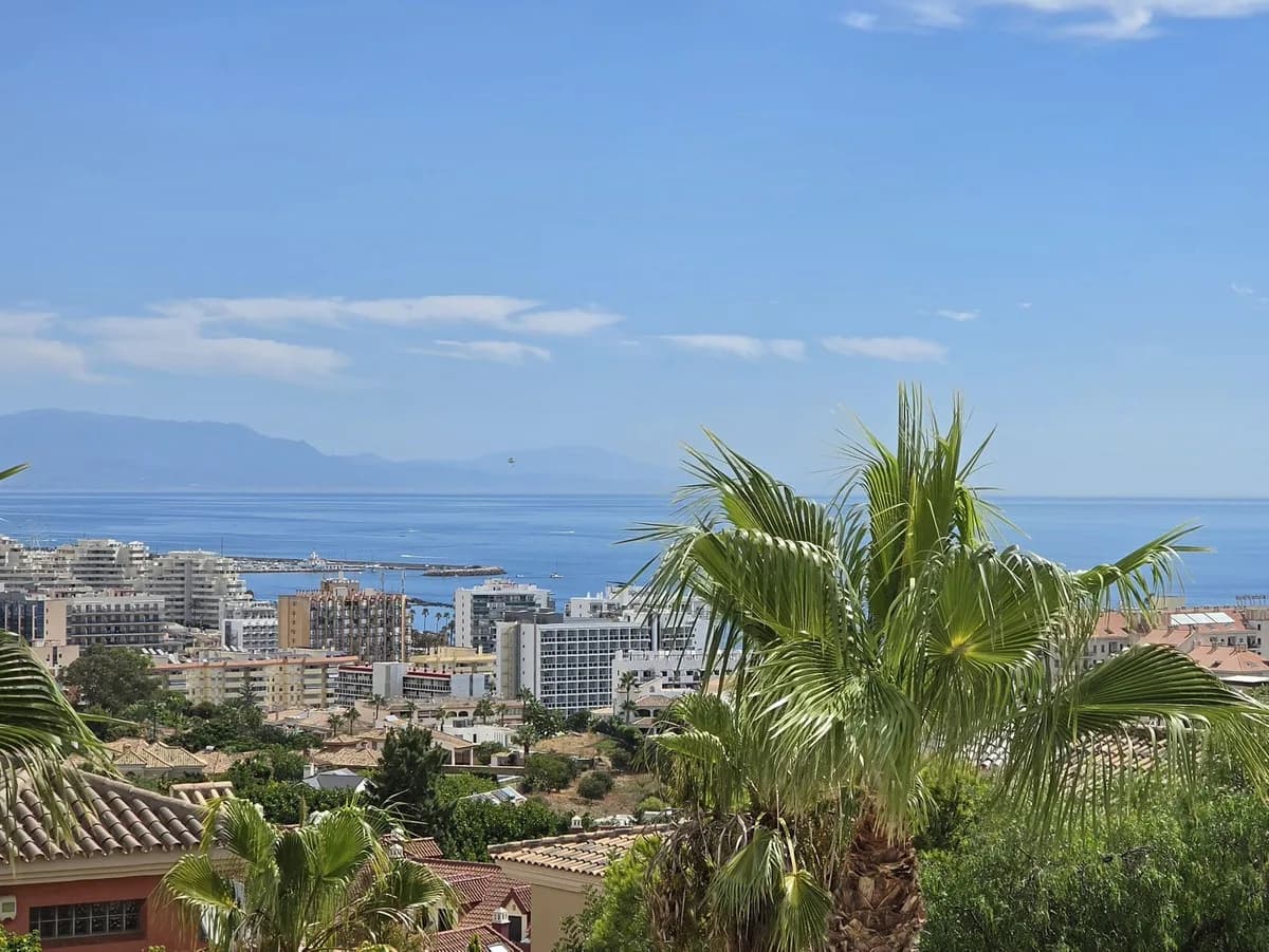 5 Bedroom Detached Villa for Sale in Torrequebrada, Málaga - Image 7