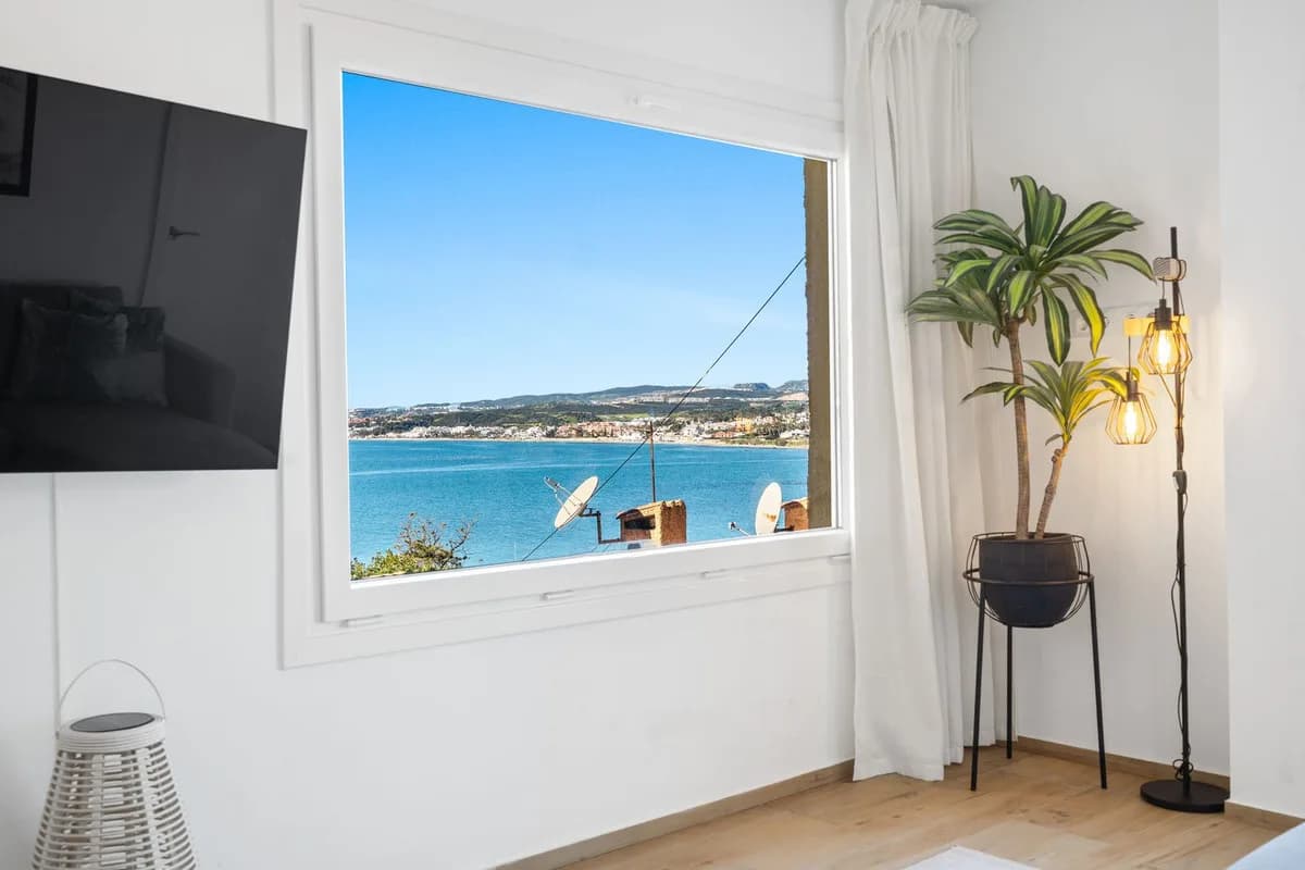 2 Bedroom Middle Floor Apartment for Sale in Estepona, Málaga - Image 4