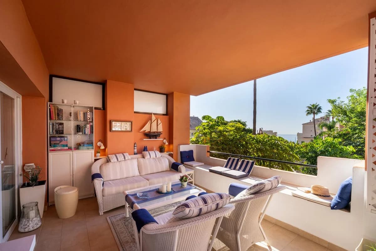 2 Bedroom Middle Floor Apartment for Sale in Estepona, Málaga - Image 2